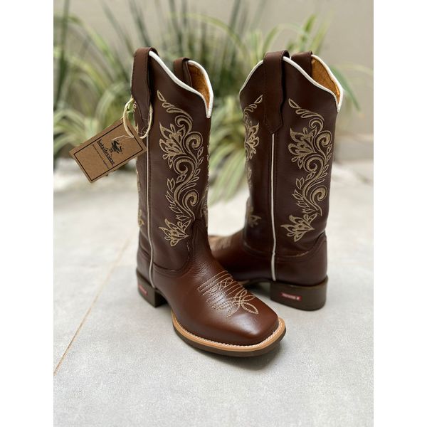 BOTA TEXANA EM COURO LÁTEGO MARROM COM BORDADO RAMOS BEGE
