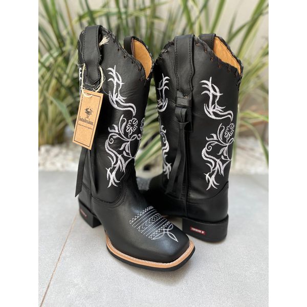 BOTA TEXANA EM COURO PRETO BORDADO FLORES BRANCO COM TRICE E CORDINHAS 
