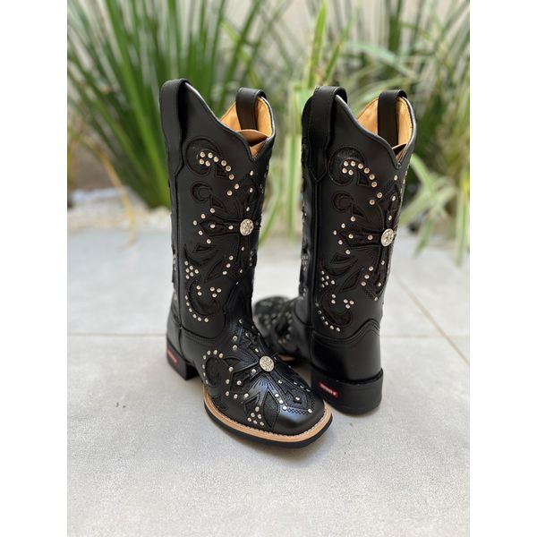 BOTA TEXANA EM COURO PRETO A LASER CRUZ BORDADO E GLITTER ALL BLACK + METAIS 