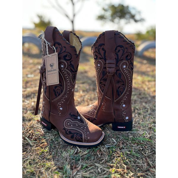 BOTA TEXANA EM COURO MARROM BORDADO TRIBAL COM TRICE E CORDINHAS
