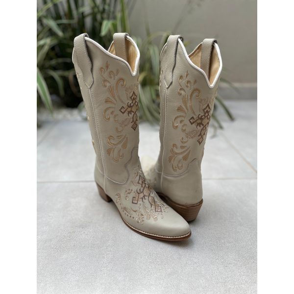 BOTA TEXANA EM COURO OFF WHITE BORDADO CRUZ E RAMOS BICO FINO 