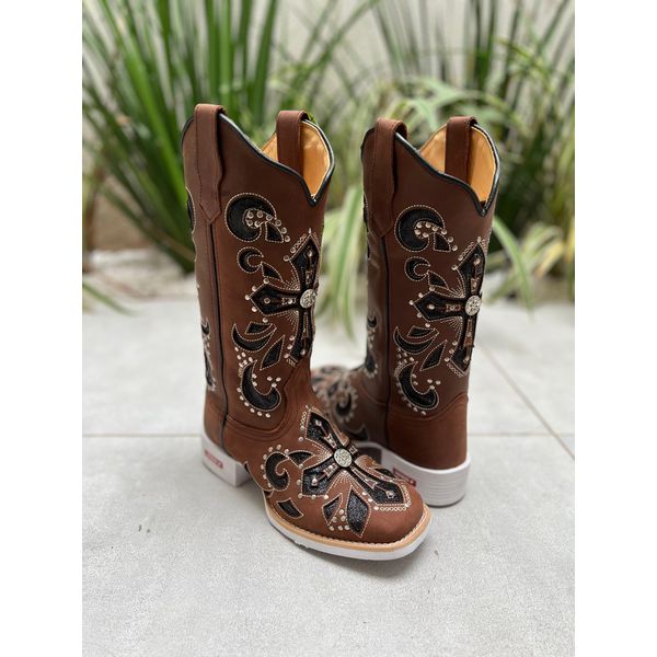 BOTA TEXANA EM COURO MARROM A LASER CRUZ BORDADO E GLITTER PRETO + METAIS E SOLADO BRANCO