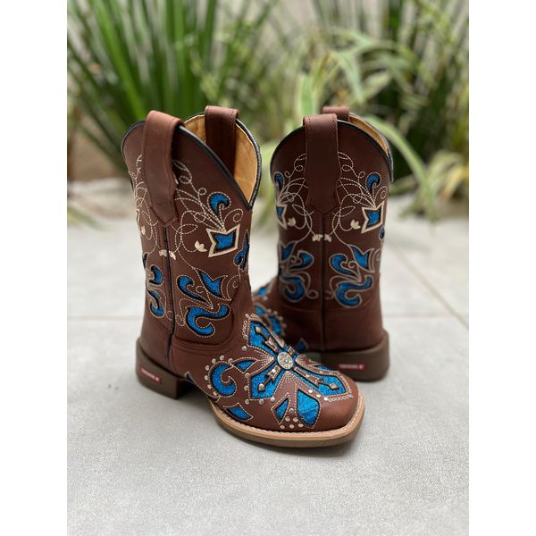 BOTA TEXANA EM COURO A LASER CRUZ BORDADO E GLITTER AZUL + METAIS CANO TRADICIONAL