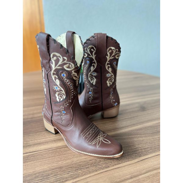 BOTA TEXANA EM COURO MARROM BORDADO TRIBAL COM TRICE BICO FINO 
