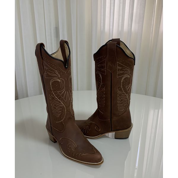 BOTA TEXANA EM COURO BORDADO BRANCO E MARROM BICO FINO SOLADO MADEIRA