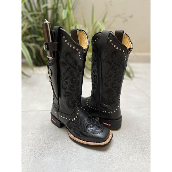 KIT BOTA TEXANA EM COURO ALL BLACK BORDADA COM METAIS + BAINHA + FACA 