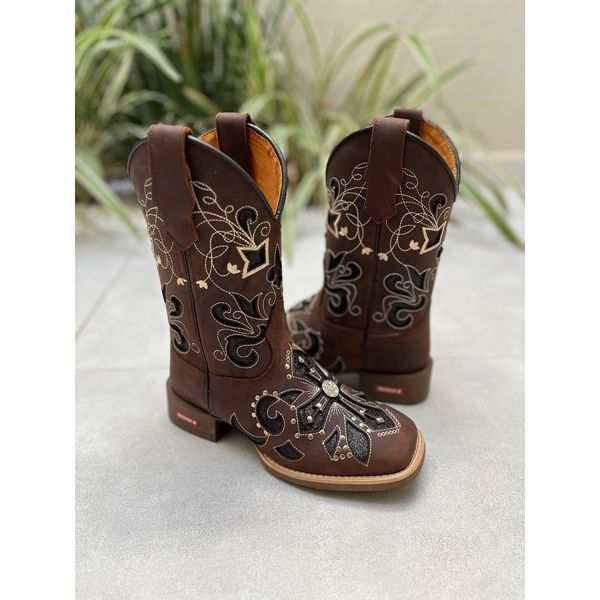 BOTA TEXANA EM COURO MARROM COM BORDADO CRUZ A LASER GLITTER PRETO + METAIS CANO TRADICIONAL