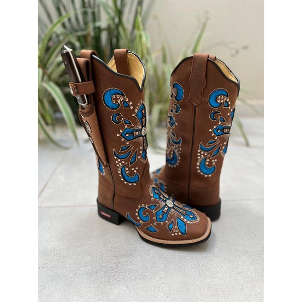 BOTA TEXANA EM COURO MARROM A LASER CRUZ GLITTER AZUL + METAIS + KIT FACA