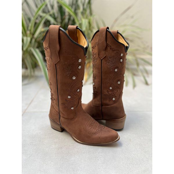 BOTA TEXANA EM COURO MARROM COM METAIS STRASS BICO FINO