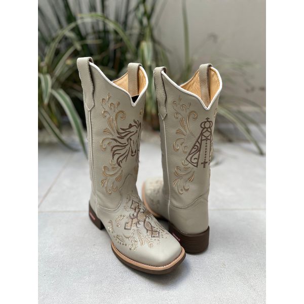 BOTA TEXANA EM COURO OFF WHITE BORDADO CAVALO + NOSSA SENHORA + CRUZ