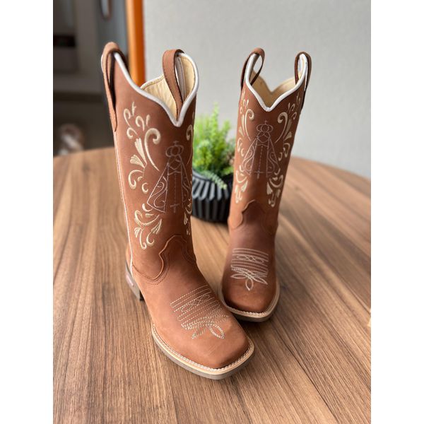 BOTA TEXANA EM COURO MARROM BORDADO NOSSA SENHORA + FLORAO