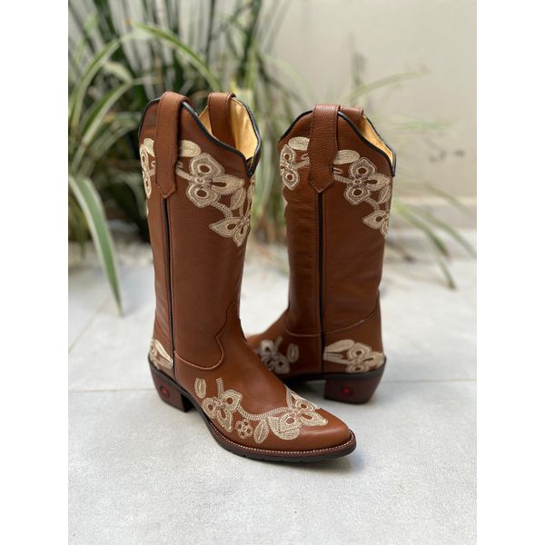 BOTA TEXANA EM COURO MUSTANG BORDADO FLORES BEGE BICO FINO PVC
