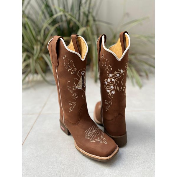 BOTA TEXANA EM COURO MARROM BORDADO NOSSA SENHORA E CAVALO
