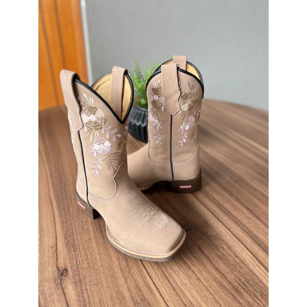 BOTA TEXANA EM COURO NOBUCK AREIA BORDADO FLORES BRANCO E BEGE