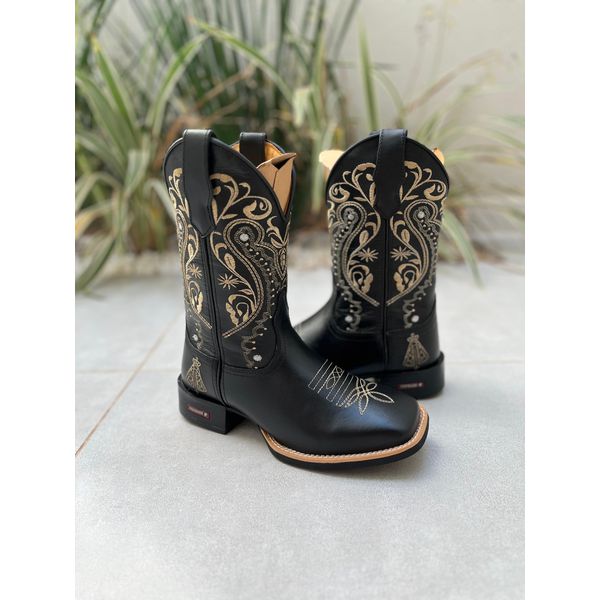 BOTA TEXANA EM COURO PRETO BORDADO TRIBAL E NOSSA SENHORA CANO TRADICIONAL