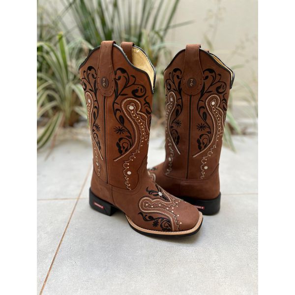 BOTA TEXANA EM COURO MARROM BORDADO TRIBAL SOLADO PRETO
