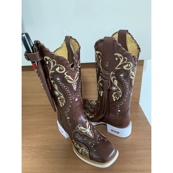 BOTA TEXANA EM COURO MARROM BORDADO TRIBAL COM TRICE E CORDINHAS + BAINHA E FACA