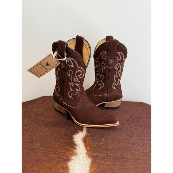 BOTA TEXANA EM COURO NOBUCK CHOCOLATE BORDADO BEGE BICO FINO SOLADO MADEIRA