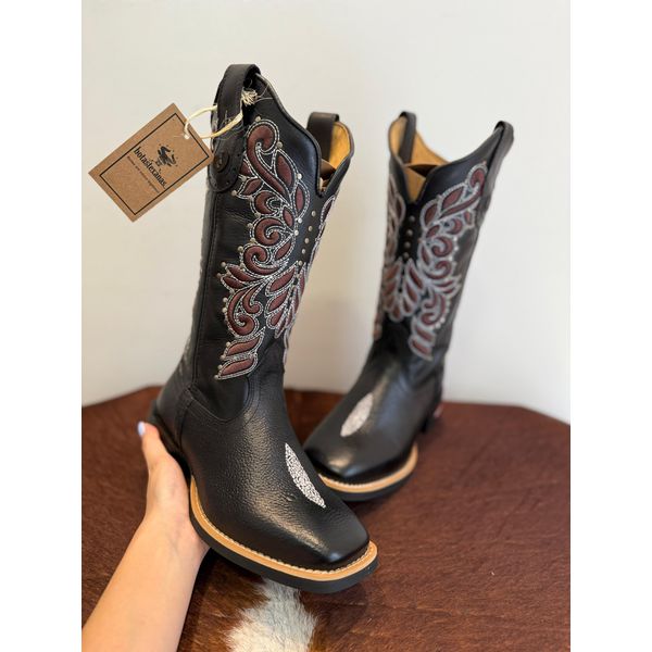 BOTA TEXANA EM COURO PRETO ESTILIZADO EM ARRAIA BORDADO RAMOS METAIS
