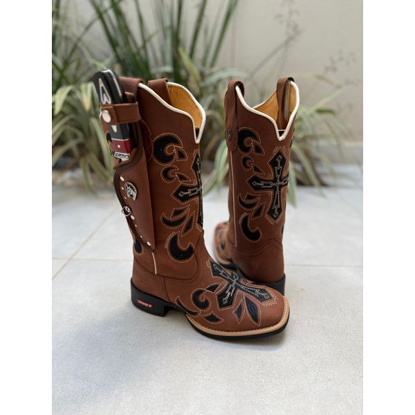 BOTA TEXANA EM COURO MARROM BORDADO CRUZ PRETO E BEGE + BAINHA + FACA 