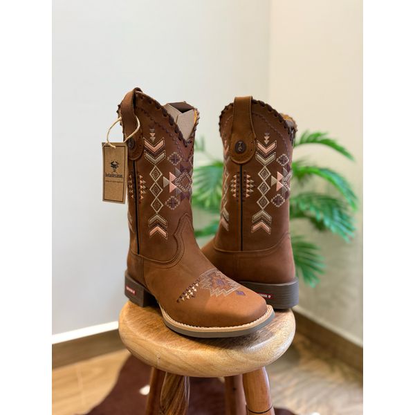 BOTA TEXANA EM COURO HAVANA BORDADO SETAS ROSA E MARROM COM TRICE