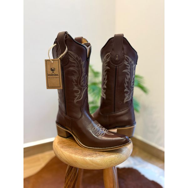 BOTA TEXANA EM COURO MARROM BORDADO LINHAS BEGE BICO FINO SOLADO MADEIRA