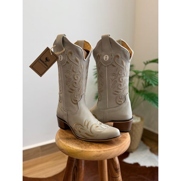 BOTA TEXANA EM COURO OFF WHITE BORDADO RAMOS BEGE BICO FINO SOLADO DE MADEIRA