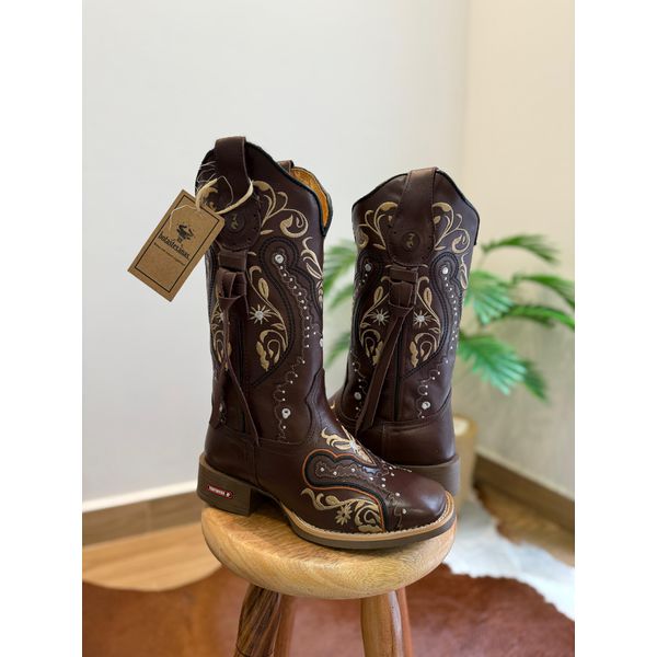 BOTA TEXANA EM COURO BORDADO TRIBAL COM CORDINHAS 