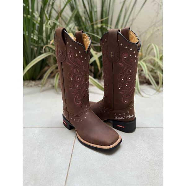 BOTA TEXANA EM COURO BORDADO RAMOS MARROM + METAIS + NOME PERSONALIZADO