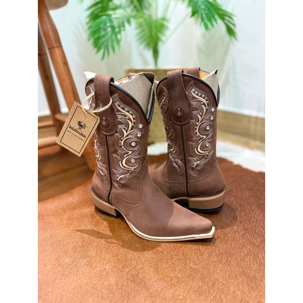 BOTA TEXANA EM COURO BORDADA COM STRASS E METAIS CANO TRADICIONAL BICO FINO