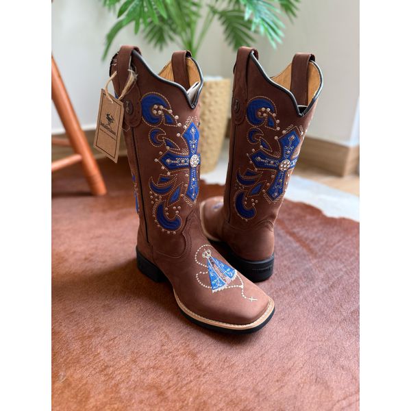 BOTA TEXANA EM COURO BORDADO CRUZ E NOSSA SENHORA AZUL + METAIS E BRIDÃO