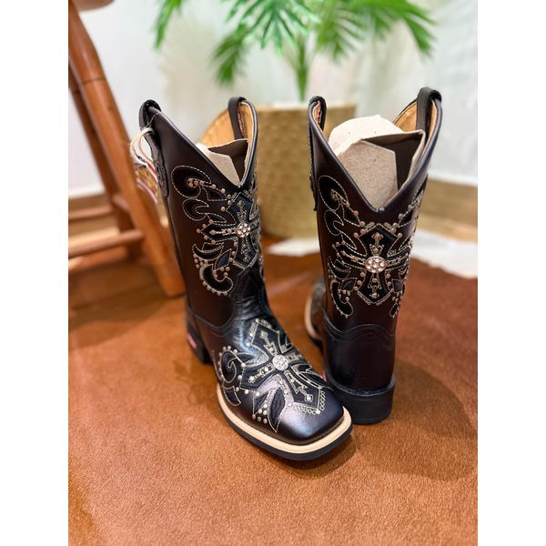 BOTA TEXANA EM COURO PRETO BORDADO CRUZ + METAIS + BRIDÃO