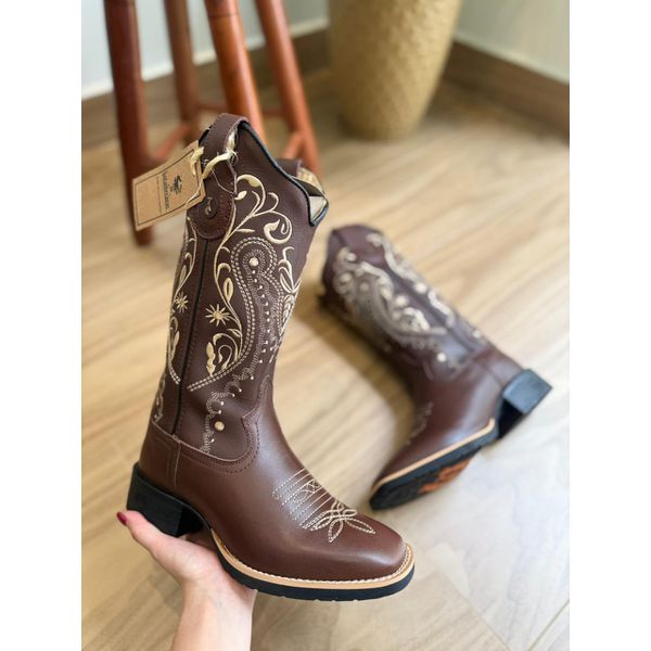 BOTA TEXANA EM COURO MARROM TRIBAL E FLORÃO BEGE