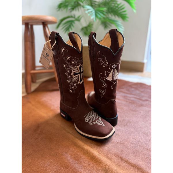 BOTA TEXANA EM COURO NOBUCK CAFÉ BORDADO CRUZ E NOSSA SENHORA