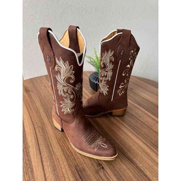 BOTA TEXANA EM COURO BORDADO RAMOS E NOSSA SENHORA BICO FINO