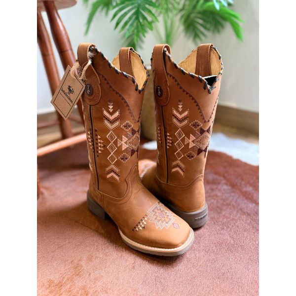 BOTA TEXANA EM COURO BORDADO SETAS ROSA E MARROM COM TRICE