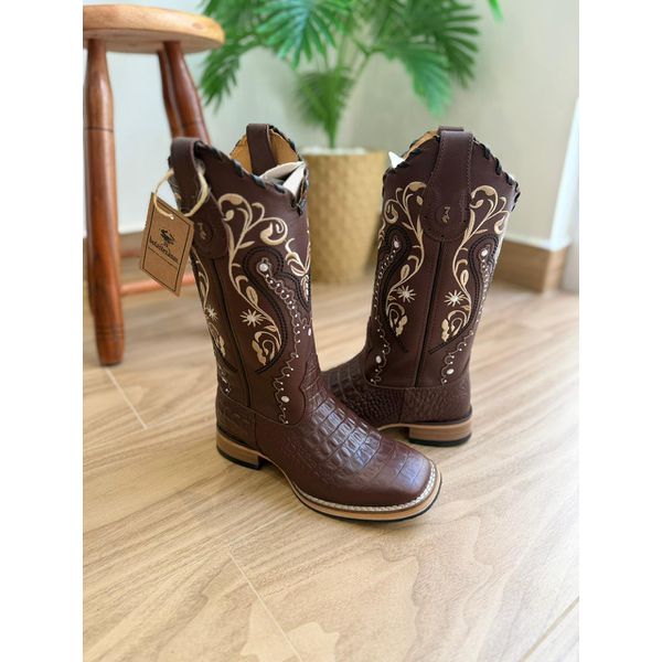 BOTA TEXANA EM COURO ESTILIZADO JACARÉ MARROM BORDADO TRIBAL COM TRICE SOLADO DE MADEIRA