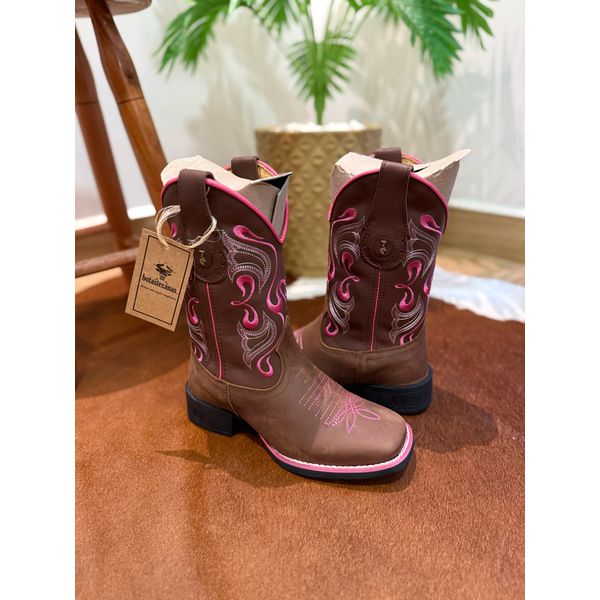 BOTA TEXANA EM COURO HORSE NESCAU BORDADO E VIRA ROSA