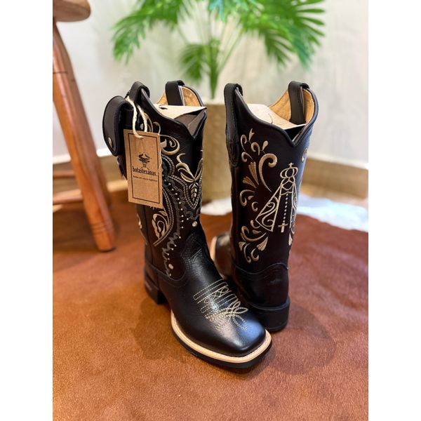 KIT BOTA TEXANA EM COURO PRETO BORDADO TRIBAL E NOSSA SENHORA + BAINHA + CANIVETE