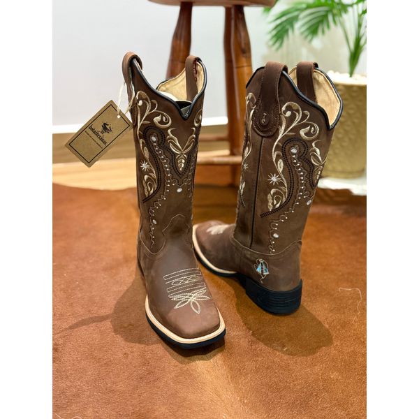 BOTA TEXANA EM COURO MARROM BORDADO TRIBAL E NOSSA SENHORA PEQUENA