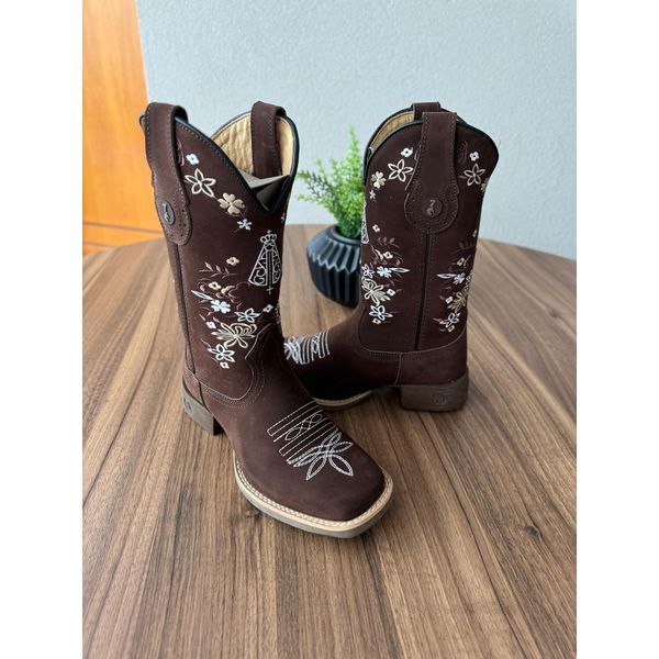 BOTA TEXANA EM COURO NOBUCK CHOCOLATE BORDADO FLORES E NOSSA SENHORA