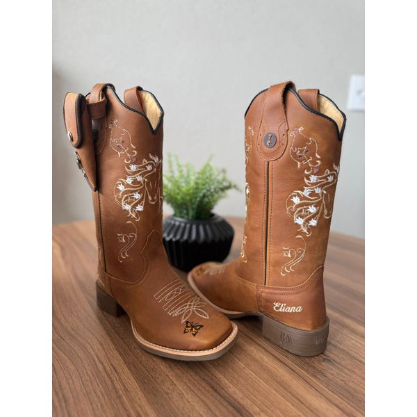 KIT BOTA TEXANA EM COURO HORSE HAVANA BORDADO CAVALO E BORBOLETA BEGE E BRANCO + NOME PERSONALIZADO