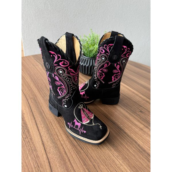 BOTA TEXANA EM COURO NOBUCK PRETO BORDADO NOSSA SENHORA + TRIBAL + MULA BATIMENTO ROSA COM TRICE CANO TRADICIONAL
