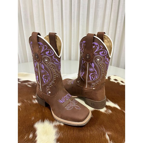 BOTA TEXANA EM COURO HORSE NESCAU BORDADO TRIBAL BEGE E ROXO CANO TRADICIONAL