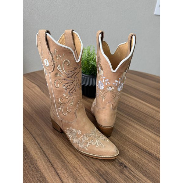 BOTA TEXANA EM COURO NOBUCK AREIA BORDADO CAVALO + FLORES BRANCO E BEGE SOLADO DE MADEIRA BICO FINO