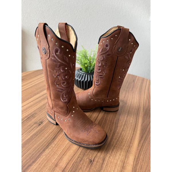 BOTA TEXANA EM COURO HORSE NESCAU BORDADO RAMOS MARROM COM METAIS SOLA RÚSTICA