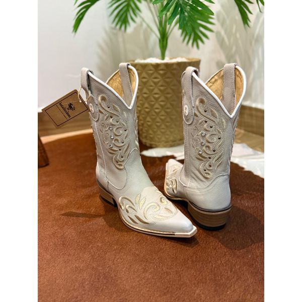 BOTA TEXANA EM COURO OFF WHITE BORDADO RAMOS BEGE SOLADO BICO FINO MADEIRA COM METAIS E STRASS