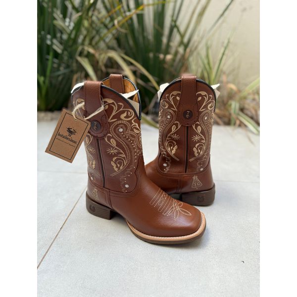 BOTA TEXANA EM COURO MUSTANG BORDADO TRIBAL COM NOSSA SENHORA BEGE CANO TRADICIONAL
