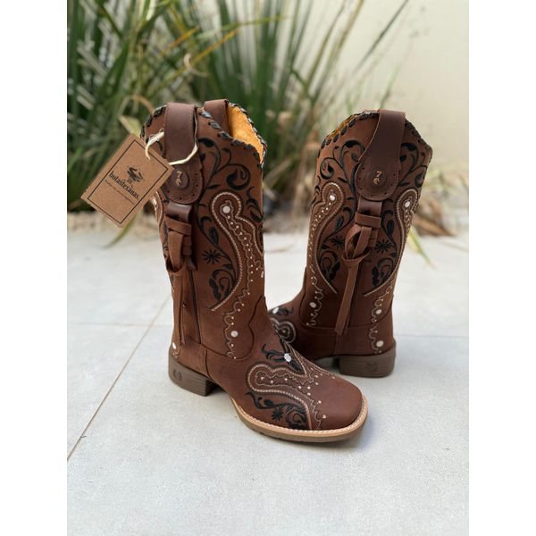 BOTA TEXANA EM COURO MARROM BORDADO TRIBAL COM TRICE E CORDINHAS