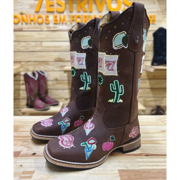 BOTA TEXANA EM COURO BORDADO SIMBOLOS - COPA - FLAMINGO COM METAIS E SOLADO DE MADEIRA